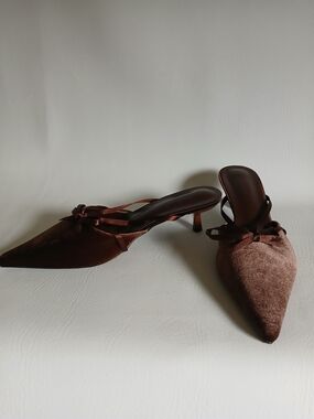 Women's CH Pointed Toe Brown Textured Fabric Mules Kitten Heels Sz8.5M